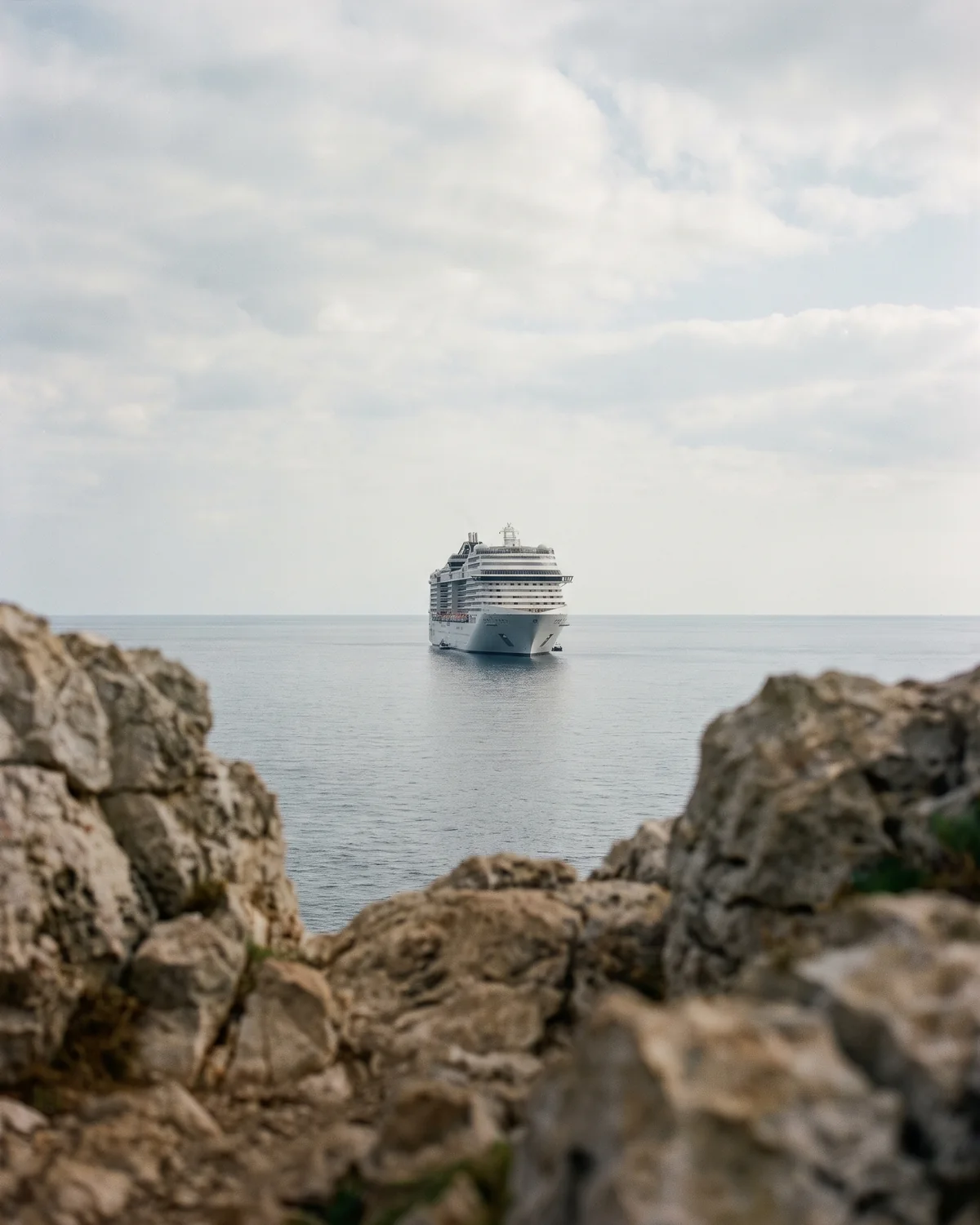 Cruiseschip bij de Griekse eilanden